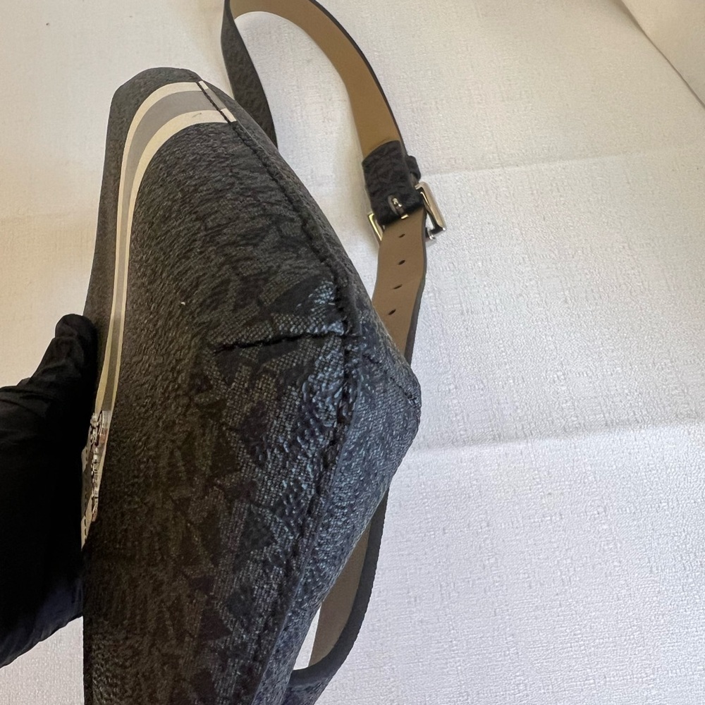 Michael Kors belt bag - Picture 6 of 12